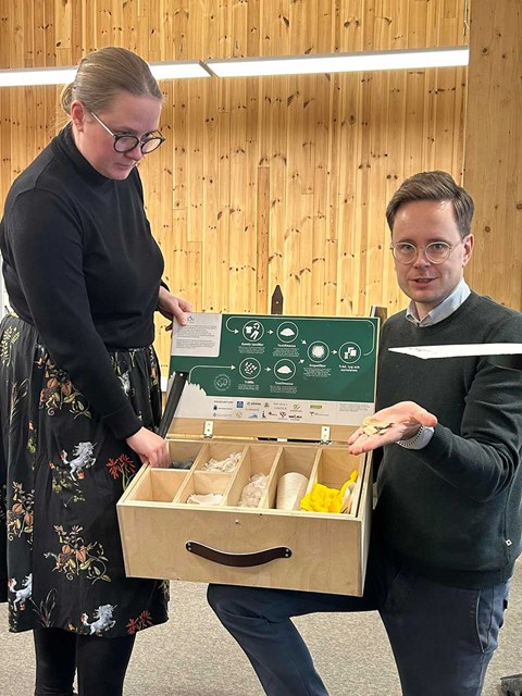 Elin Segerlind, kommunikatör, och Markus Danell, verksamhetsledare, visar hur träflis och gamla textilier kan bli till ny textil
