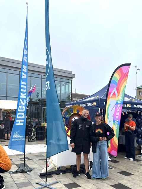 Mikael Eriksson och Åsa Hasslin på torget under Trollhättan Pride 2025