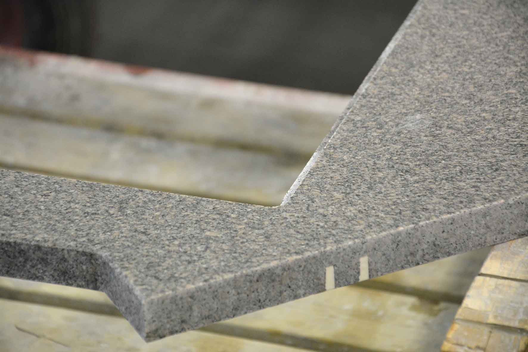 Detaljbild av färdigbearbetad granithörna med fasad kant.