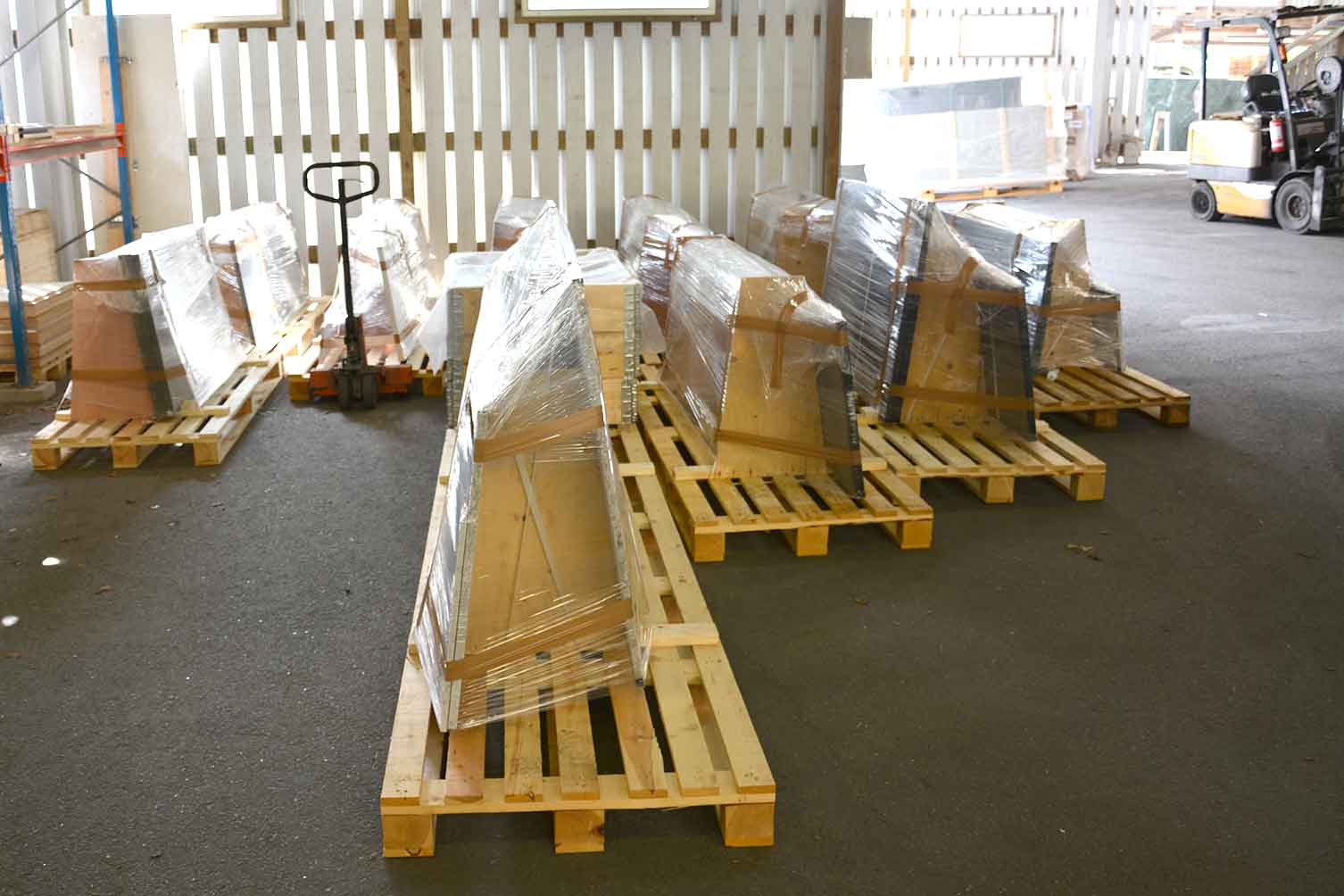 Färdigförpackade granitprodukter står på pallar redo för leverans.
