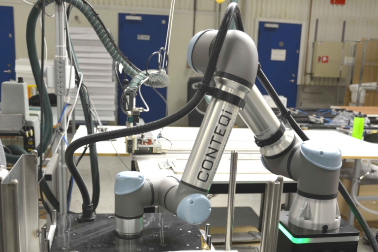 Automationsrobot från CONTEQi hanterar precisionsarbete i industriell miljö.