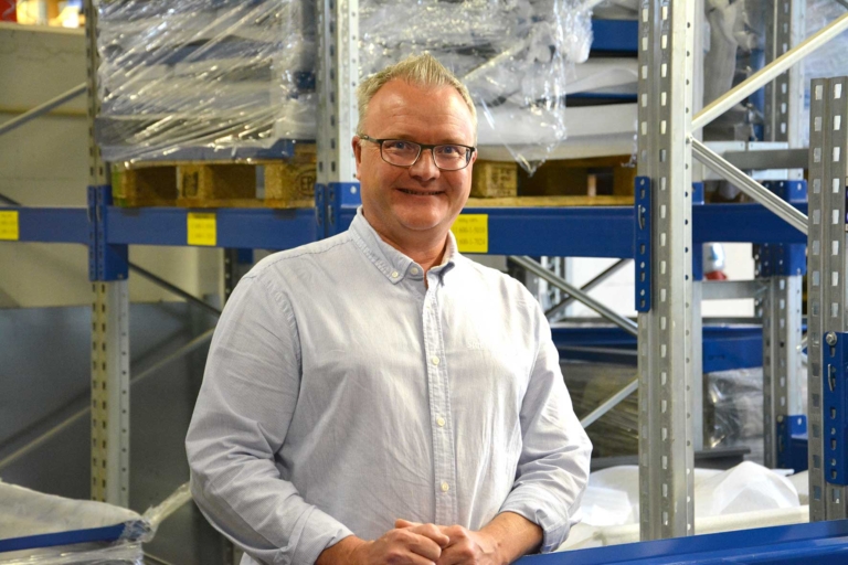 Porträtt av Kjell i Smart Storings lager, exempel på digitalisering i produktion som ger resultat.