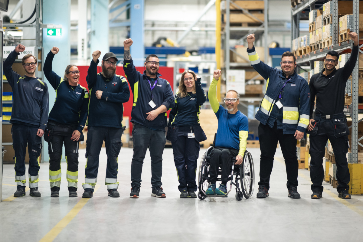 Grupp människor i industrimiljö. Tillsammans bygger vi en öppen och attraktiv industri med medlemsföretag.