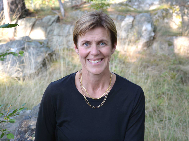 Åsa Hasslin på en äng