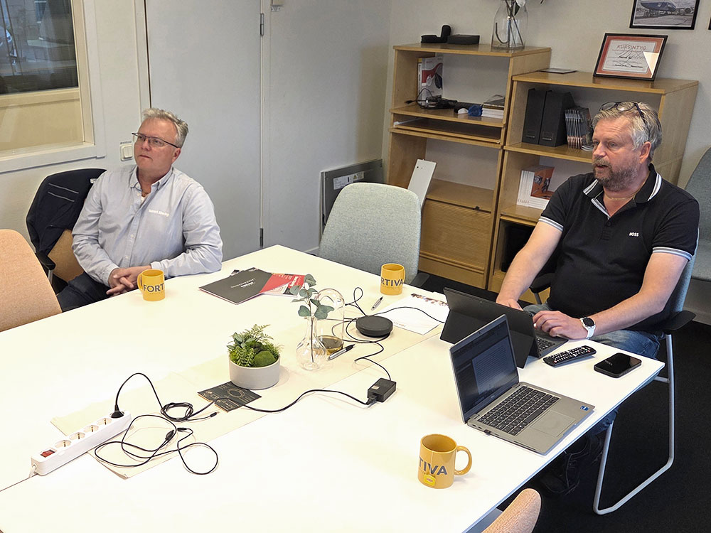Kjell Johansson från Smart Storing och Tony Drechsel från Fortiva vid mötesbord med datorer och kaffekoppar.