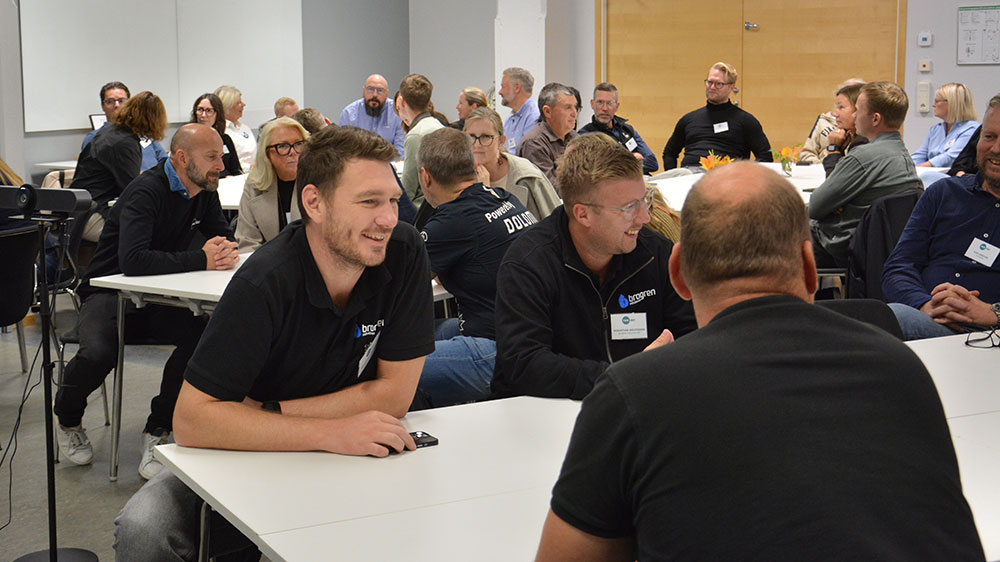 Deltagare samtalar i mindre grupper under seminariet.