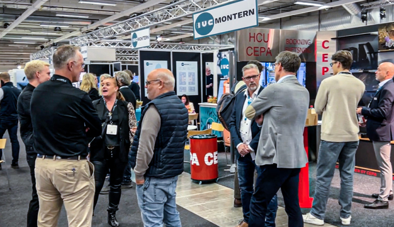 Personer samtalar och nätverkar vid IUC-montern på Elmia Subcontractor. Industriell utveckling skapar konkurrenskraft.