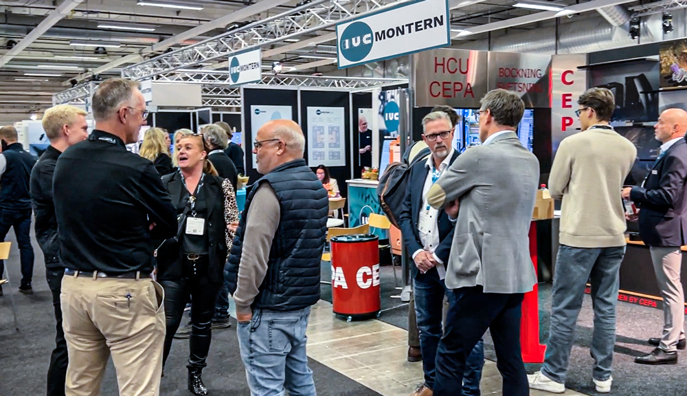 Personer samtalar och nätverkar vid IUC-montern på Elmia Subcontractor. Industriell utveckling skapar konkurrenskraft.