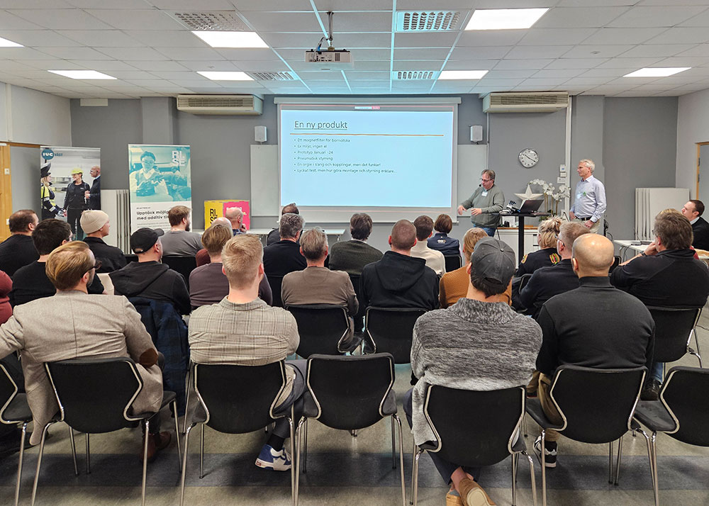 Deltagare sitter i en föreläsningssal och lyssnar på presentation om additiv tillverkning under 3D-Action-eventet på Produktionstekniskt Centrum i Trollhättan. 3D-print