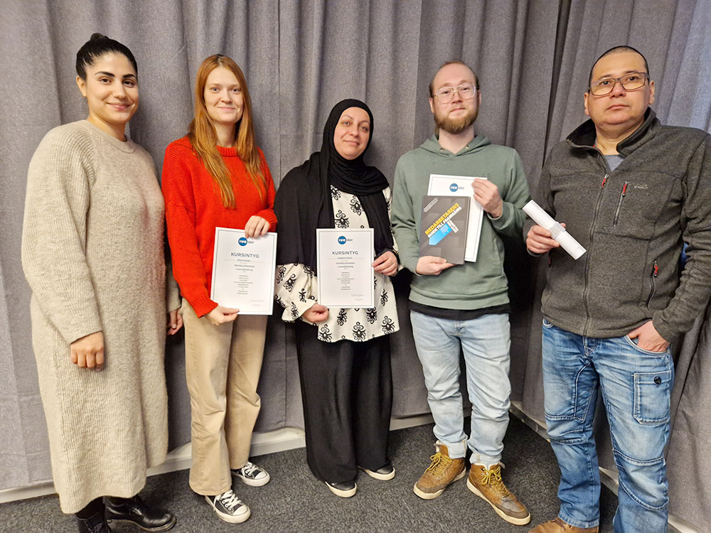 Grupp deltagare från Nolato-spåret står tillsammans och håller kursintyg.