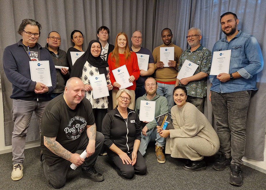 Större grupp deltagare och handledare från Jobbspår Nolato med kursintyg.