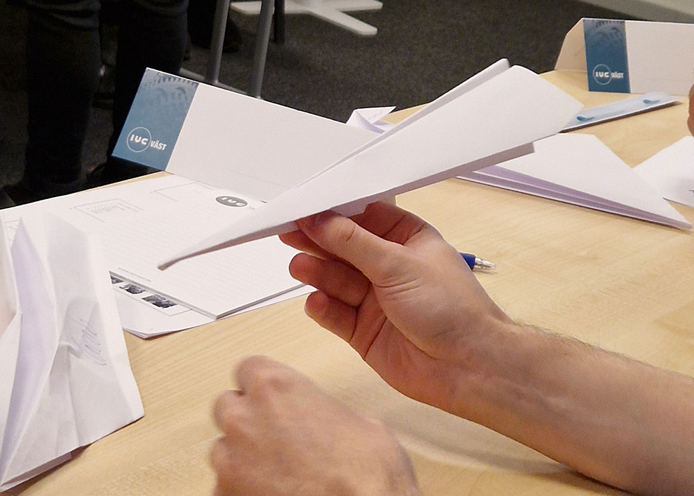 Praktisk övning att bygga flygplan under utbildning i Jobbspår Nolato.