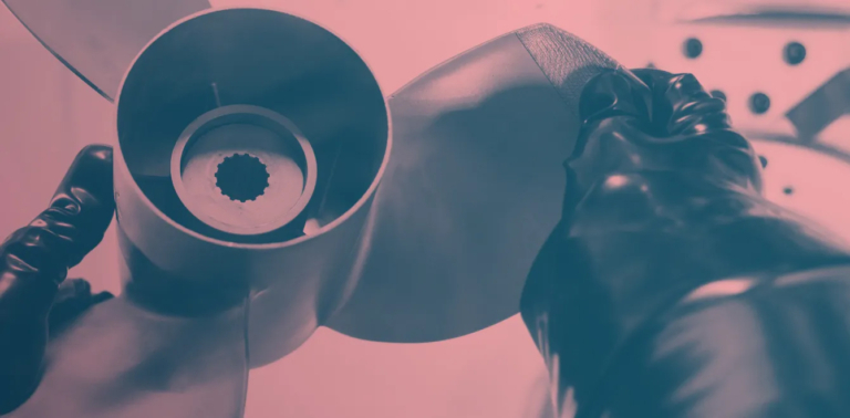 Närbild på industrikomponent som hanteras med skyddshandskar – exempel på teknik inom additiv tillverkning, 3D-printning, och underhåll. Tech Talks.