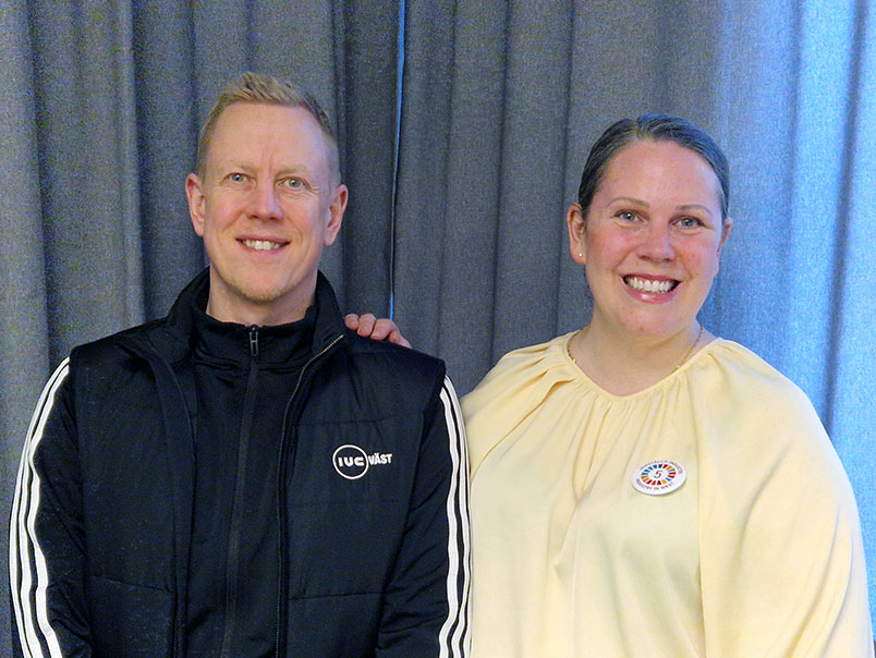 Två deltagare står bredvid varandra och ler mot kameran under Cirkulära dagen.