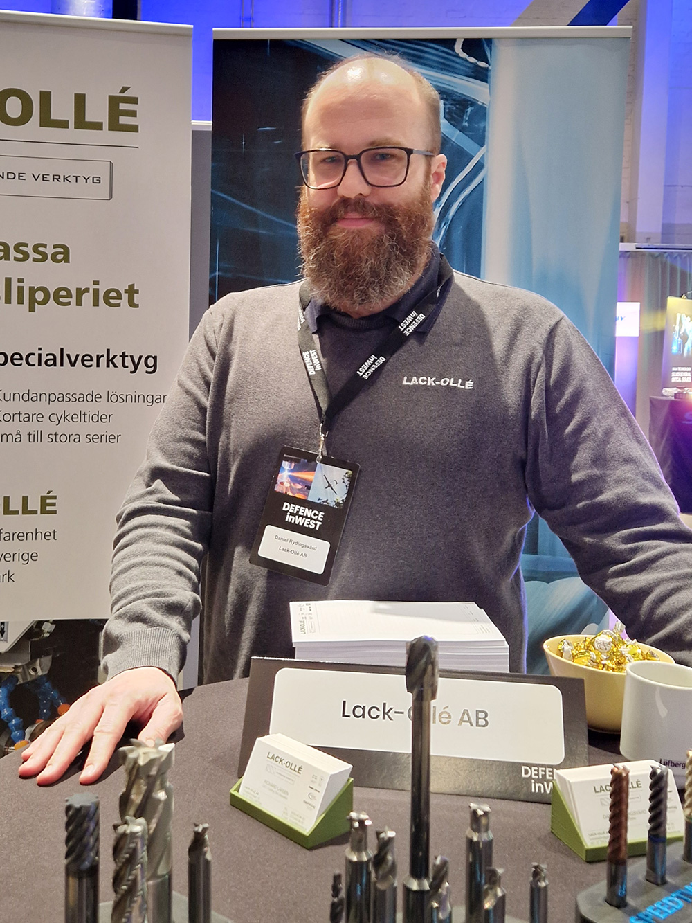 Utställare visar komponenter vid monter under Defence inWest.