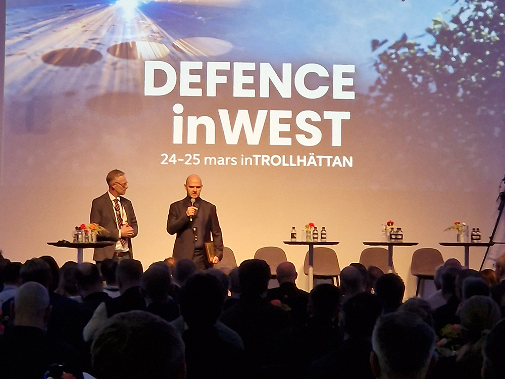Scen med presentation under Defence inWest.