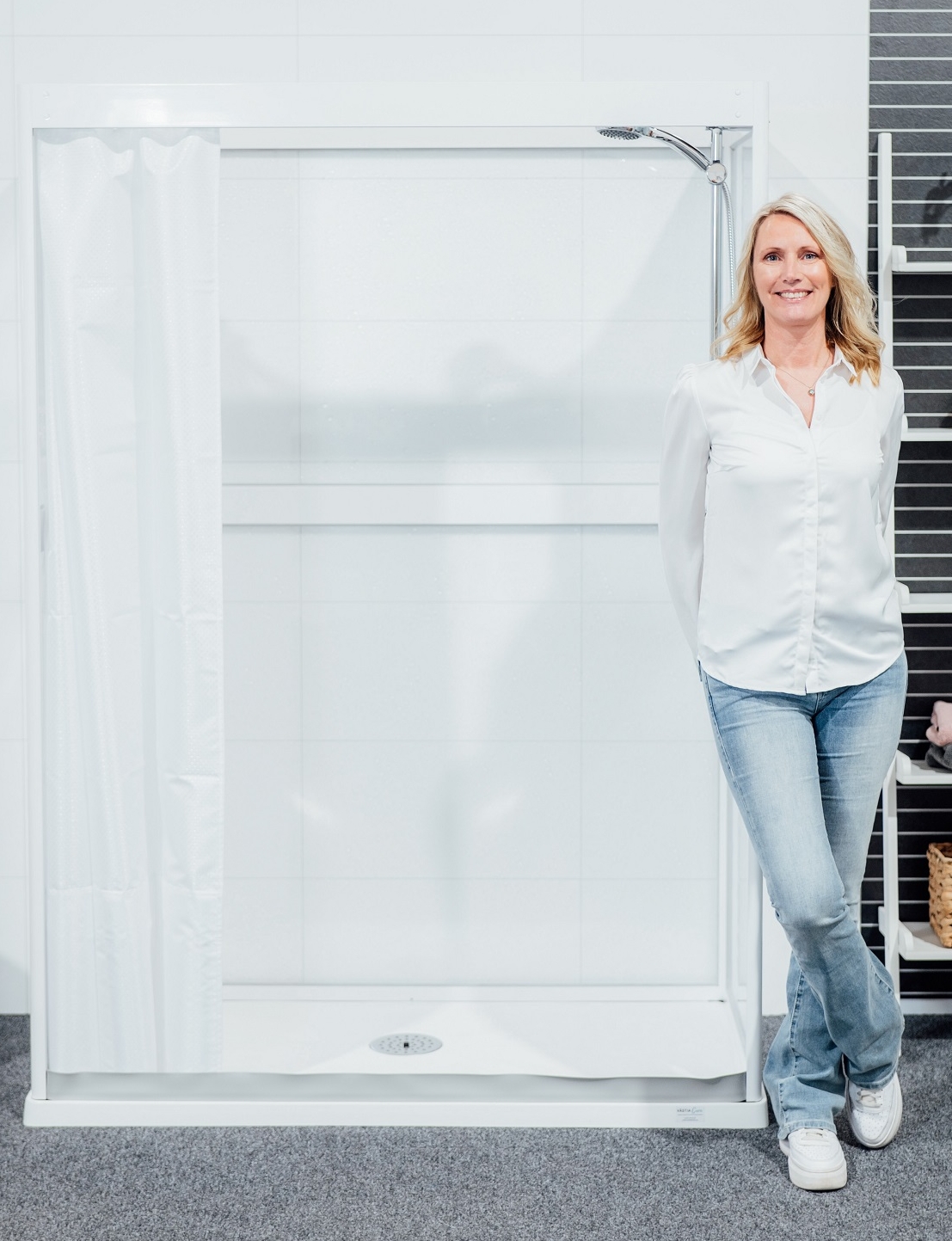 Anna Westbeck från Västia Plastindustri står vid en duschkabin i företagets arbete med miljödata, LCA och EPD.