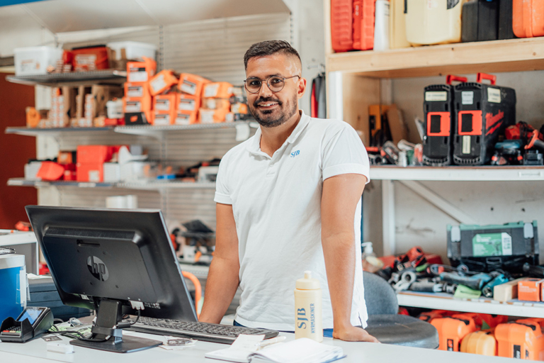 Samuel Kolyaei Hesselroth, fastighetsansvarig på SJB, i företagets lokaler. Ansvarig för energieffektivisering. Bättre styrning