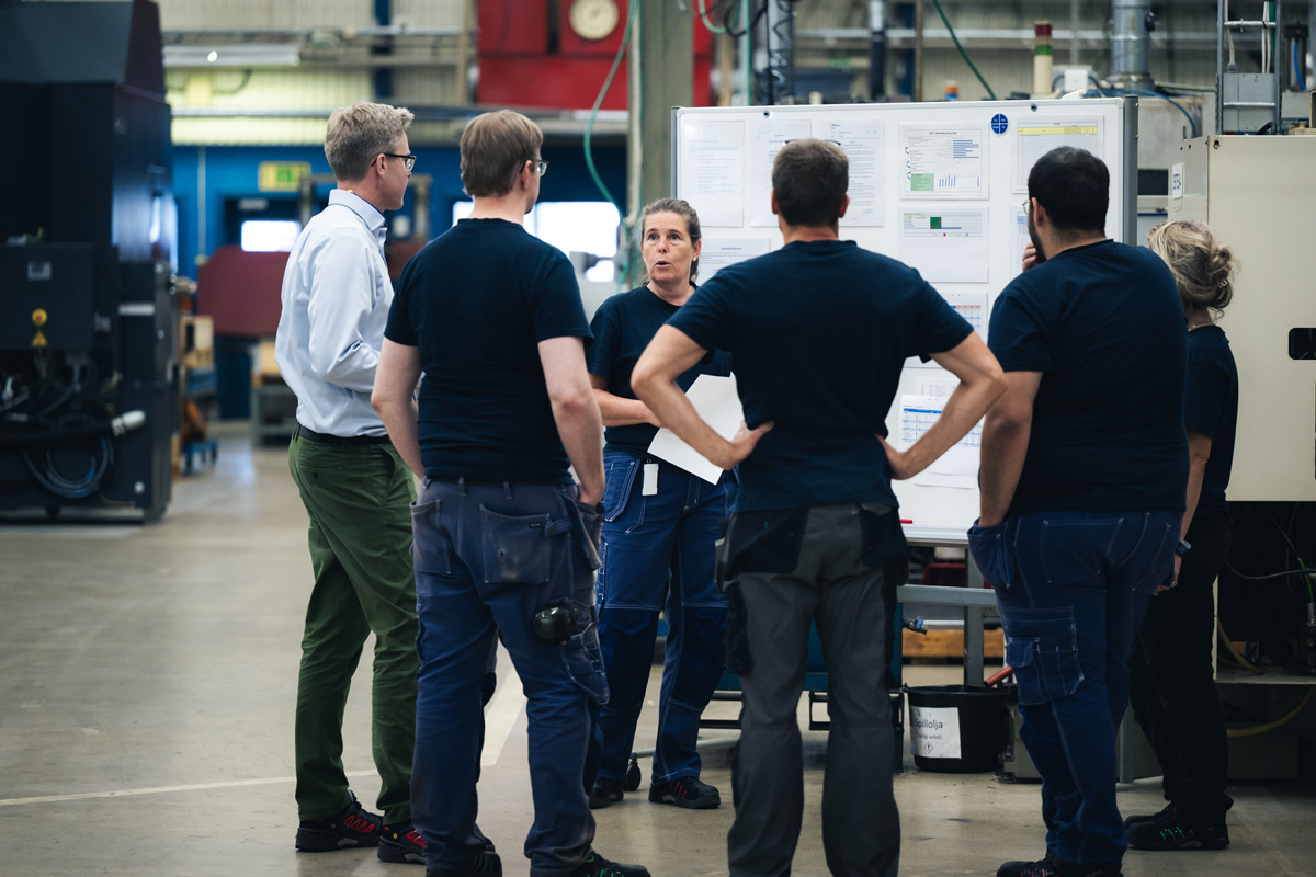 Representanter från IUC och industrin diskuterar produktion och utveckling i en industrimiljö. SIA