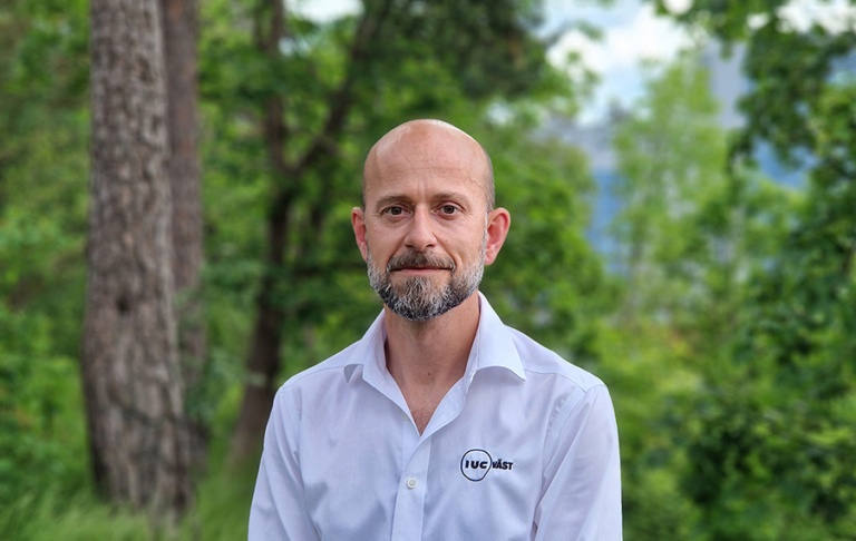 Porträtt av Daniel Walter, industriutvecklare på IUC Väst, utomhus i grönskande miljö. Förbättringsarbete och konkurrenskraft.