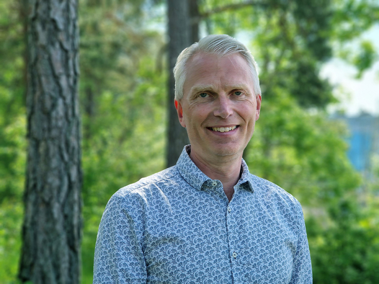 Håkan Hellström, industriutvecklare på IUC Väst, arbetar med AI, automation, digitalisering och 3D-printning för industriföretag.