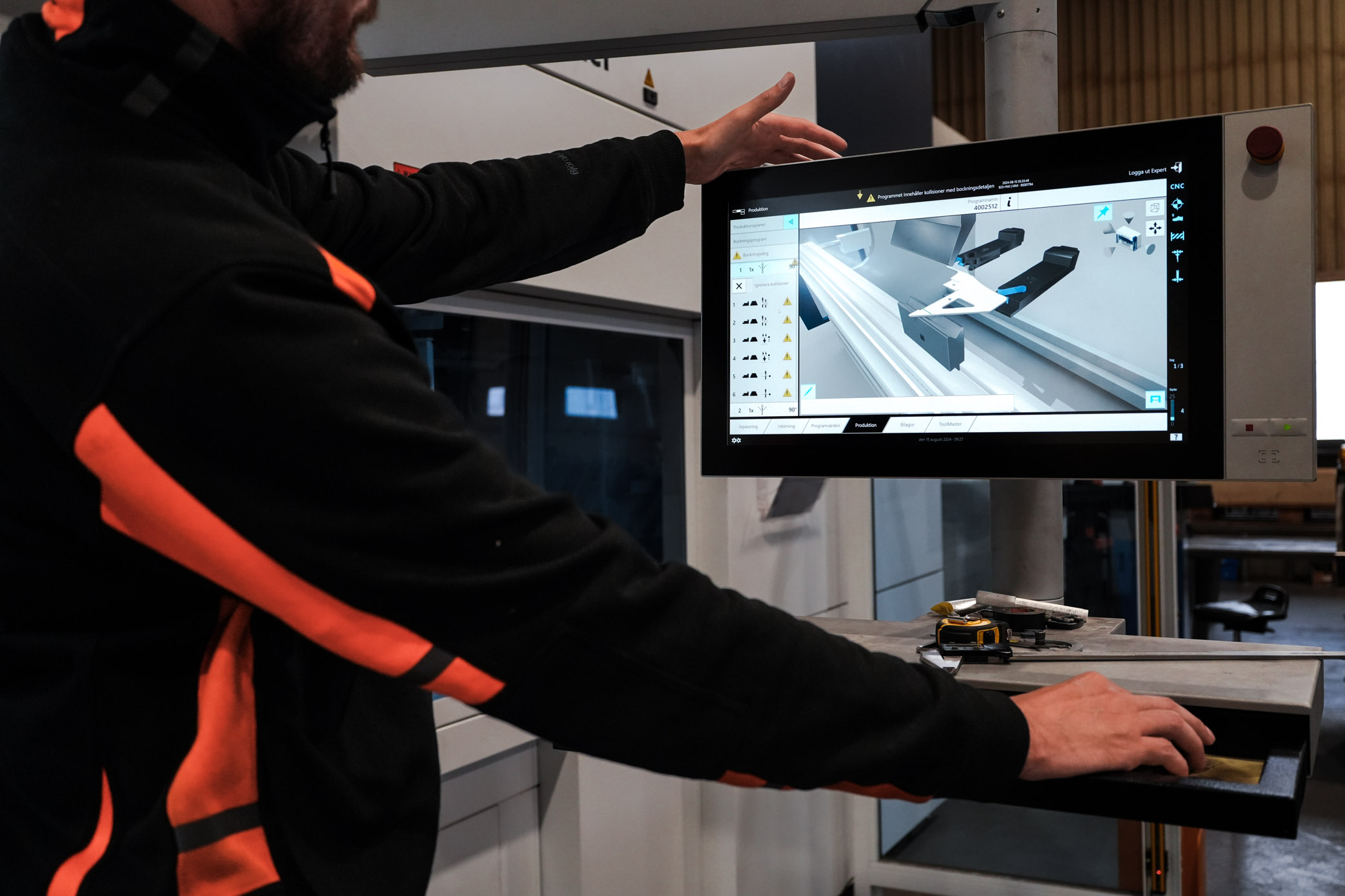 Medarbetare på PreCise arbetar med en CAD-modell som en del av företagets digitala utvecklinlg.