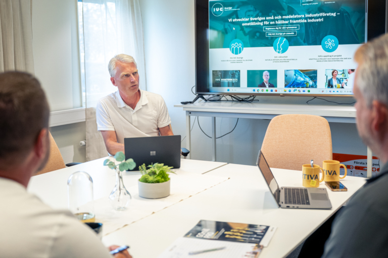Medarbetare i möte om produktion och utveckling inom industrin