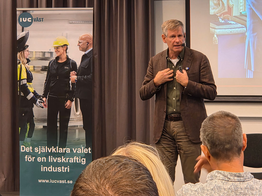 Robert Karjel föreläser om ledarskap inför publik under IUC Västs event i Vänersborg.
