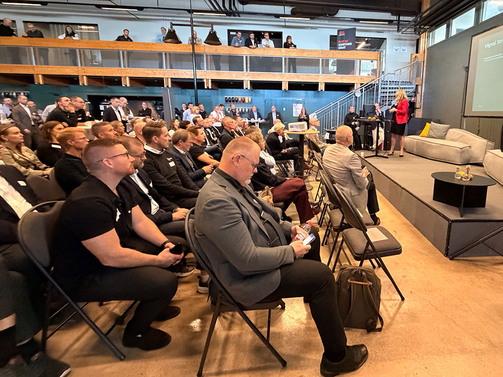 Deltagare lyssnar under Pop-Up Meeting Arena Automotive & Defence. Försvarsindustrin.
