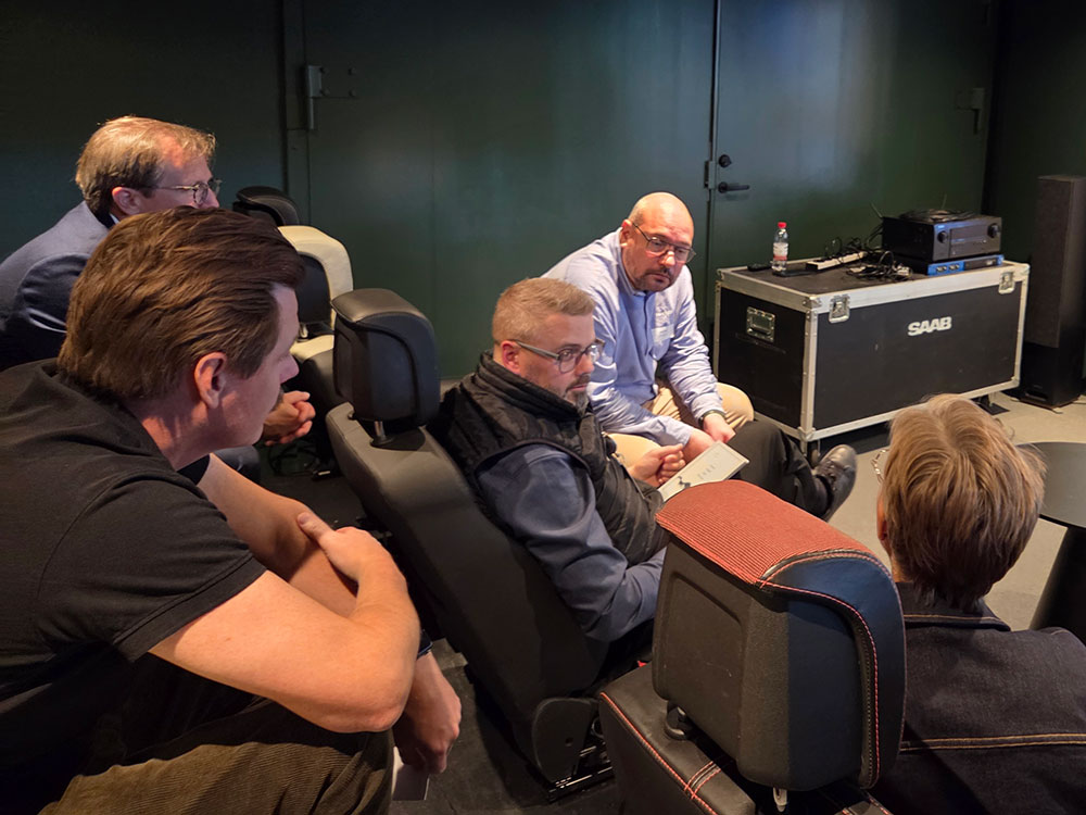 Företagsrepresentanter i samtal under matchmaking på Pop-Up Meeting Arena Automotive & Defence.