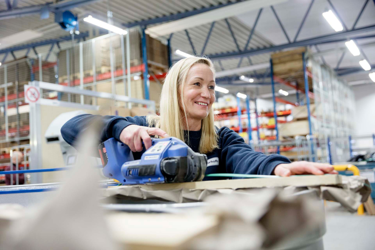 Arbete med en rostfri detalj i AB Furhoffs Rostfrias produktionslokaler i Skövde. Stärkt kompetens