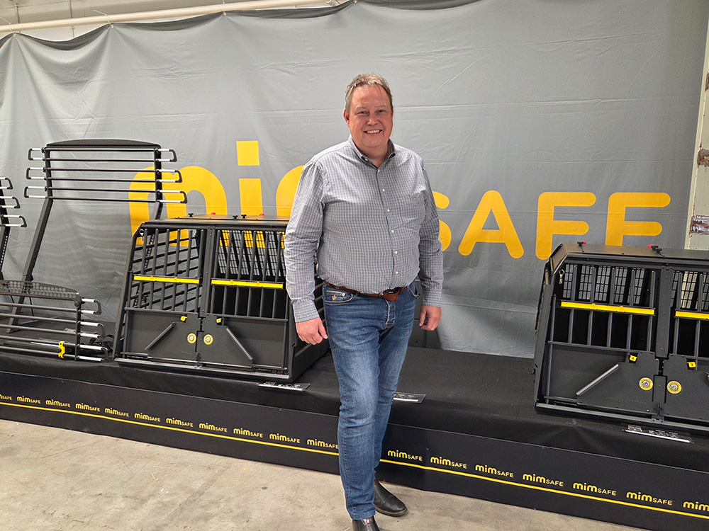 Gert Olofsson från MIM Construction står framför företagets produkter. Störningsfri produktion.